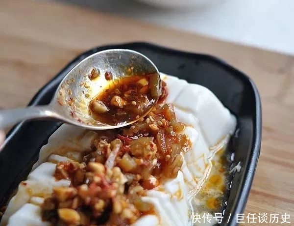内酯豆腐|豆腐加点榨菜这样做,鲜、嫩、香,全家都抢着吃!