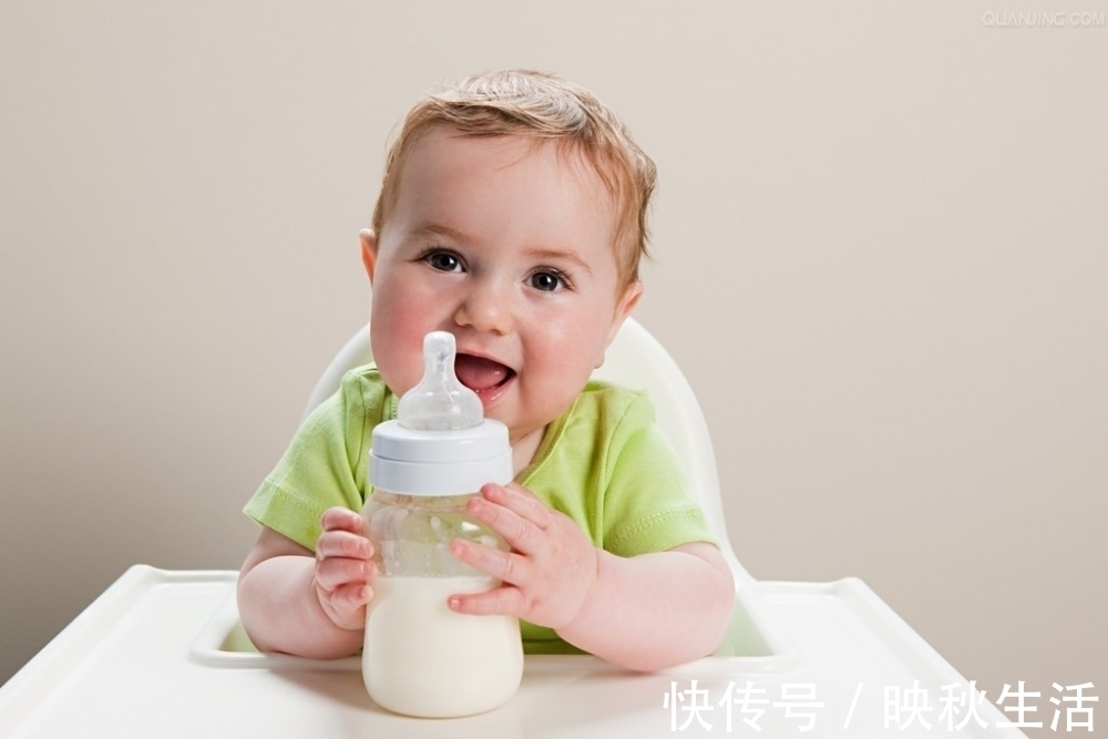 卫生习惯|小家伙饿急了，连老爸都不放过，妈妈进门看到这幅画面差点笑抽了