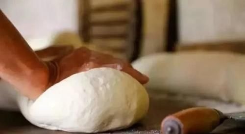 做馒头时，有人放糖，有人放碱面，到底应该放什么？