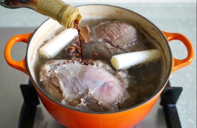 这才是酱牛肉的正确做法,谨记三个重点,牛肉紧实入味,还不松散