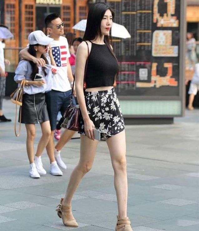 街拍:长发美女身穿吊带上衣,不规则下摆平稳走线,优雅范十足