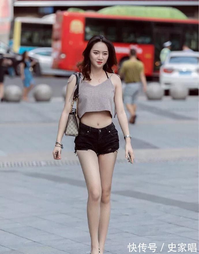 高跟鞋 美女搭配一双一字带高跟鞋,更是让她充满着魅力,增加整体精致度