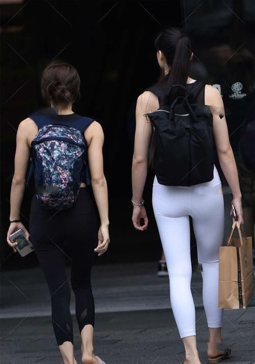 黑白|黑色上衣白系瑜伽裤的组合,简约穿搭里,轻松展现时尚气质