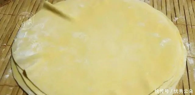 偷学老阿姨水烙玉米饼,不用一滴油,一次烙20张,比煎饼还好吃!