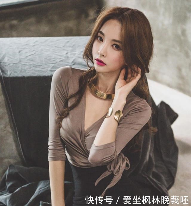 妩媚 V领紧身T桖,搭配包臀裙,妩媚妖娆!