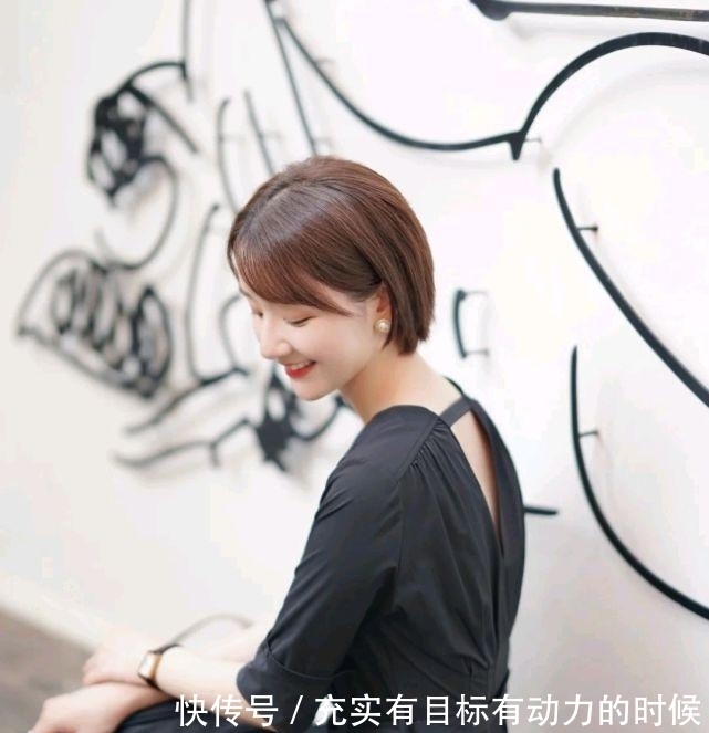 成熟|成熟女人怎么穿才好看呢?简约温柔的穿搭就很不错,高级又有魅力