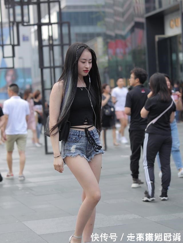 穿搭 年轻小姐姐们选热裤,常常偏爱有个性的款式!