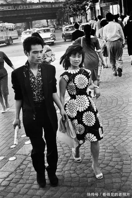 身穿菊花图案的日本少女，而菊花是日本的象征之一。