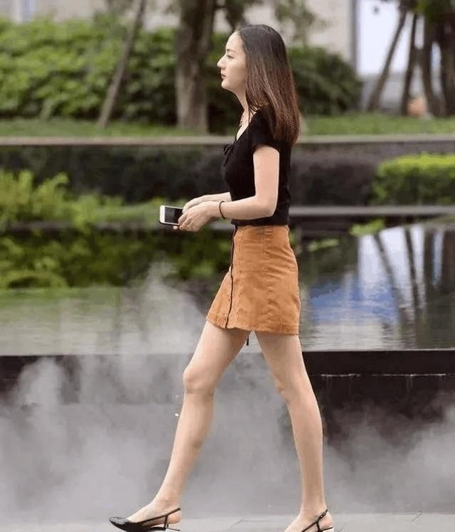 路人街拍,小姐姐气质温婉又恬静,穿一件纽扣露脐小背心,真迷人