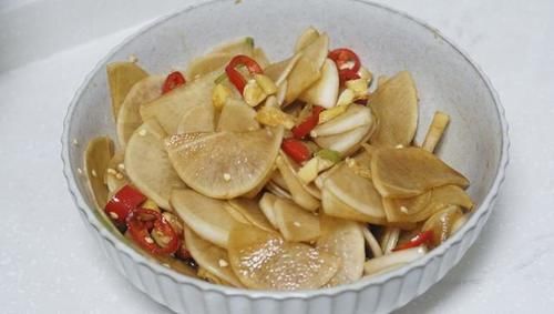  秋天|秋天自制腌萝卜，一会就能吃，简单好吃又营养，脆爽下饭