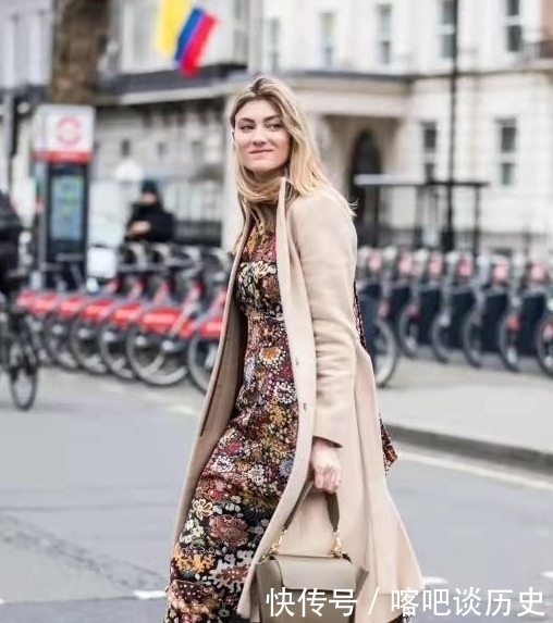 女人年纪越大穿衣越要“花”，瞧明星潮人精致搭配，好气质可真美