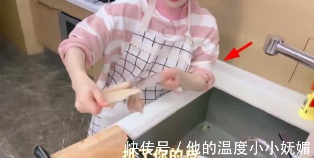 拜托了冰箱|馮提莫在家做毛血旺,離開(kāi)10cm驢蹄鞋,廚房水槽直接暴露身高