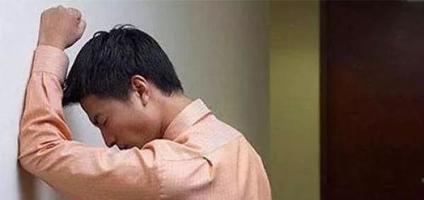 症状|长期喝酒的人,如果酒后时常出现3个症状,还请尽快戒掉