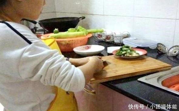 孩子|双胞胎姐妹,一个20岁生娃,一个30岁生娃,差距全写在脸上!