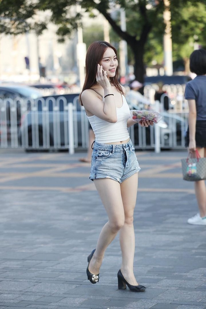 街拍:温柔可人的小美女,身穿吊带连衣裙,时尚清新靓丽