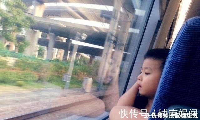 家长|一节车厢两个孩子,却展示了不同的家教,未来早已经一目了然!