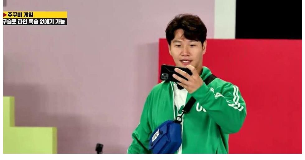 宋智孝主动和金钟国合照,这个爱情线就自然多了,看起来也很甜!