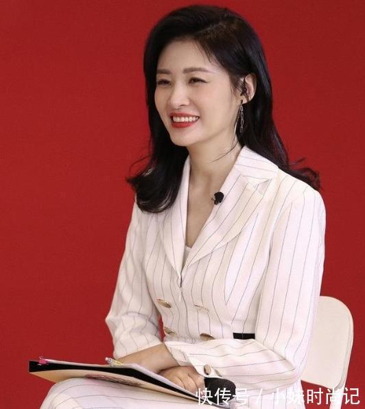 西装套装 周涛白色西装套装现身活动,时髦优雅气质出众,主持人气场就是强