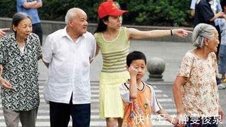 假带娃|老人这些“假带娃”行为,对孩子危害很大,年轻父母赶紧阻止