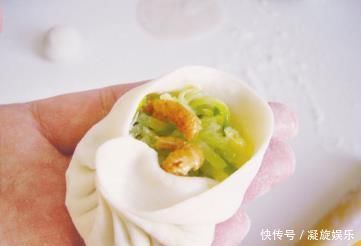 用这菜包包子,花不了几块钱,比纯肉的还好吃,隔几天就要蒸一锅