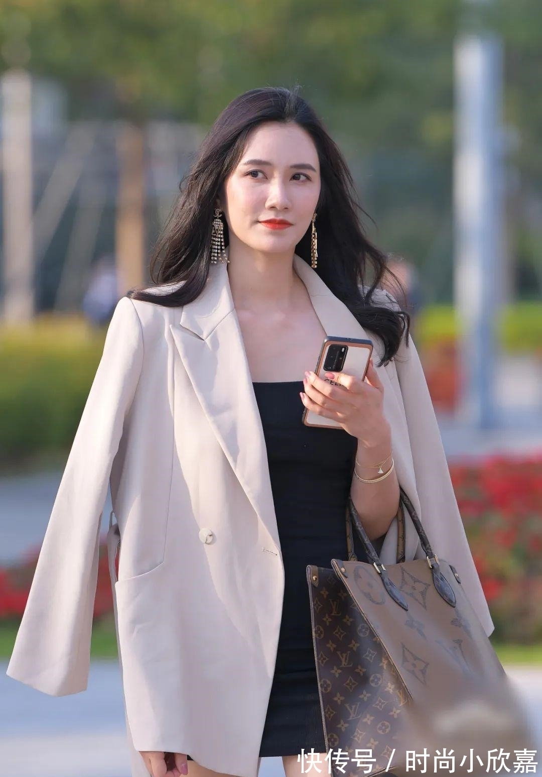 小姐姐 标准女老板的搭配，看起来贵气十足