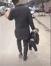 |搞笑GIF：你这真是太忙了，还要拎东西还要打电话还要抓着孩子！