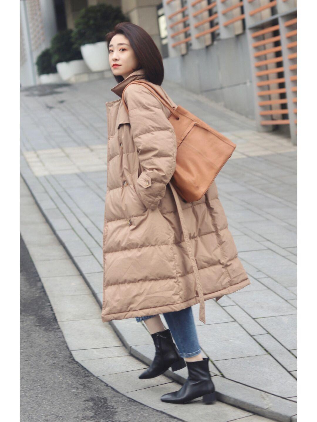 大衣 这个冬天一定要做好保暖工作,棕色羽绒服+直筒牛仔裤,休闲又百搭!
