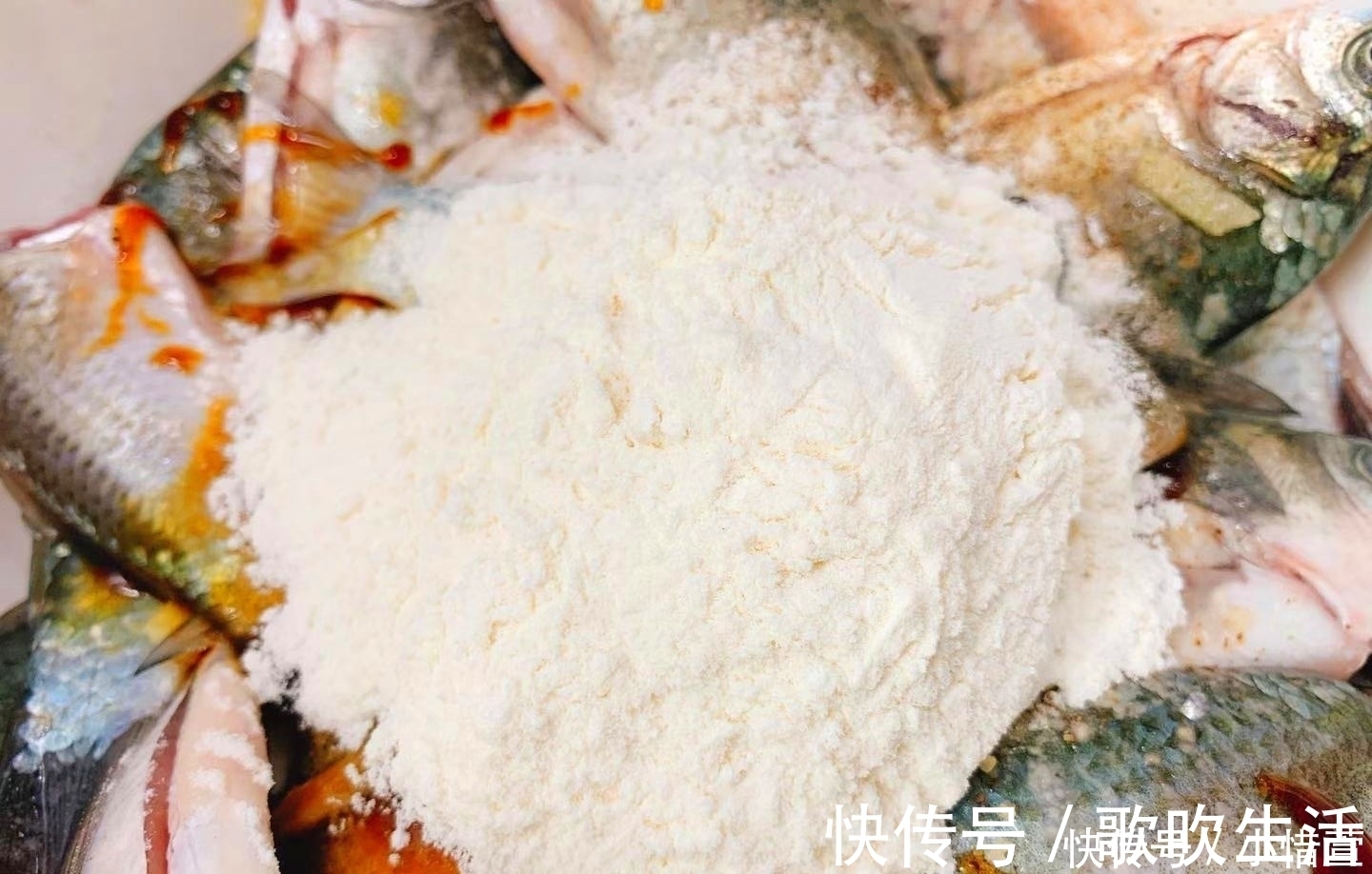 面粉|炸鲫鱼时,用面粉还是淀粉?大厨教您一招,鲫鱼外酥里嫩,真香