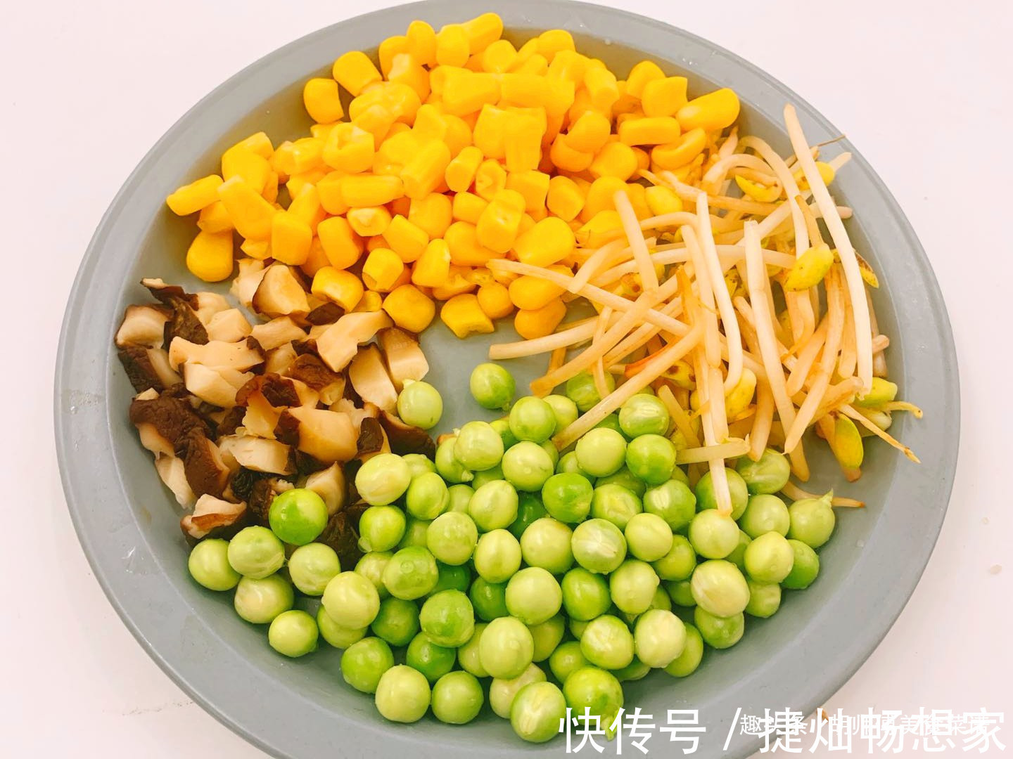 此4种素菜一起炒饭，太香了，百吃不腻，第一次做大家抢着吃