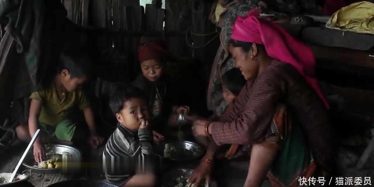 尼泊尔|尼泊尔山区穷人家的生活,房子矮的直不起腰,只吃一个土豆炒蘑菇