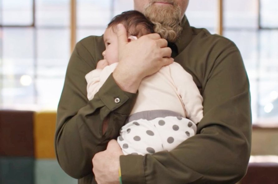 嫌弃|女子生下“黑脸宝宝”,看后一脸嫌弃,护士直言:这才叫高颜值