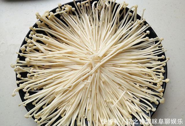 省事|金针菇和它蒸一盘,省事营养又鲜美,10分钟出锅,适合夏天吃