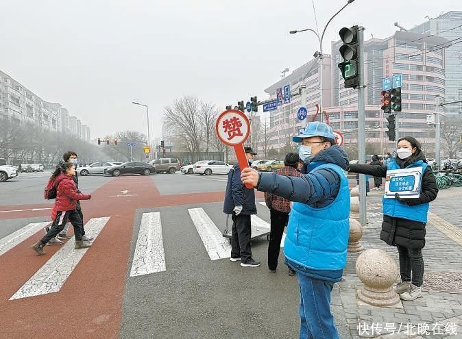 迎接“开学季”，“蓝马甲”们学校周边引导文明礼让