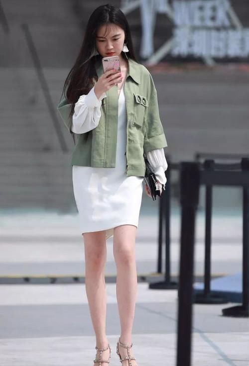  走起路来|美女脚上搭配一双白色尖头高跟鞋，走起路来显得会更加的有女人味