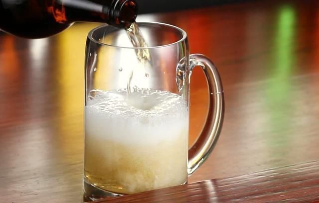 啤酒喝着好苦还胀肚？那是因为你根本不会喝。教你三招，来看看吧