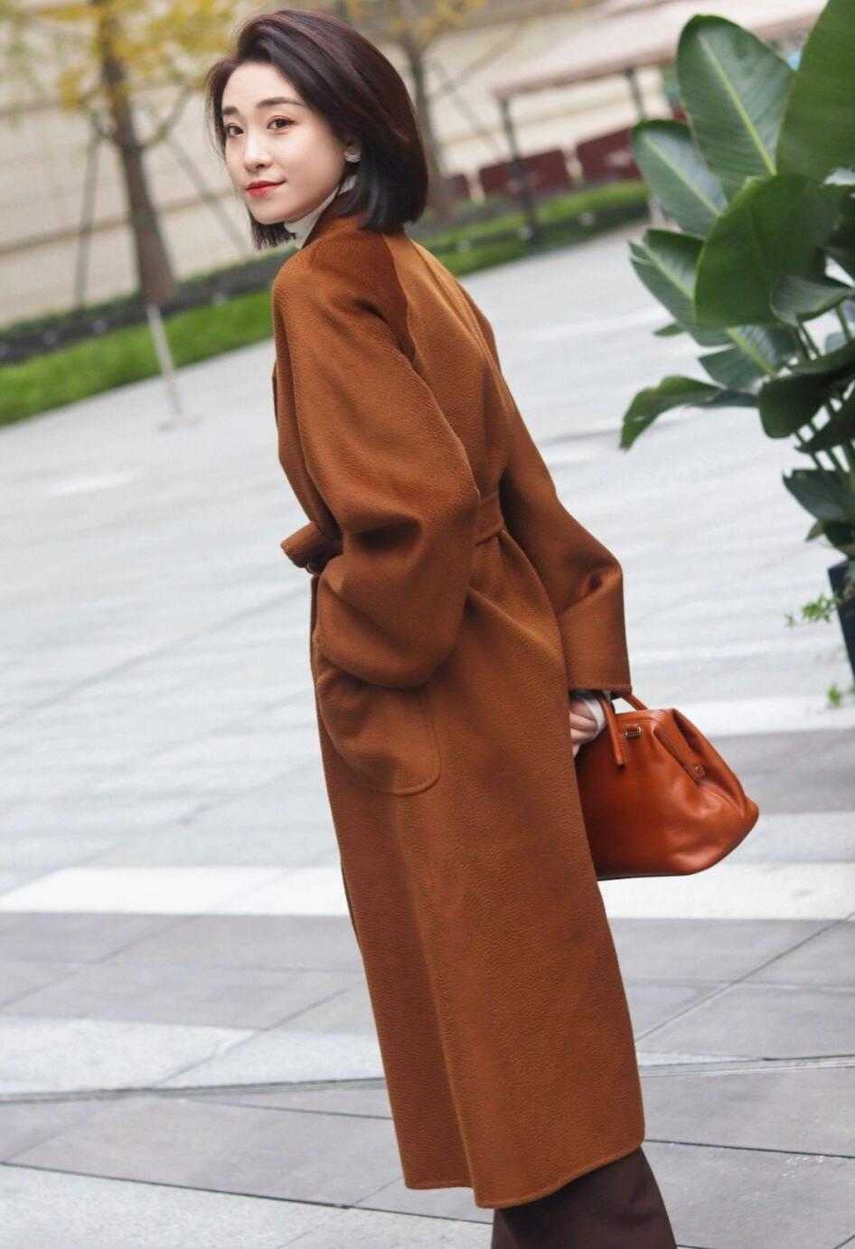 单一面|真正聪明的女人,通勤大衣这样搭,独具特色又干练气质