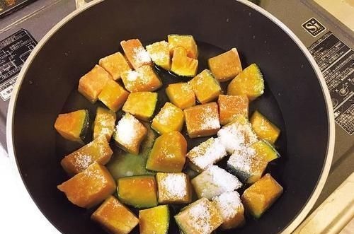 南瓜别再做南瓜饼了,这样做非常的好吃,一次2盘不够吃