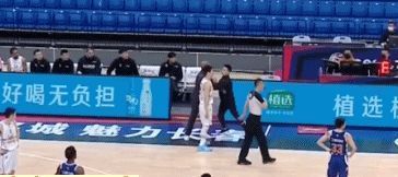 cb现场Battle!李春江怒喷国骂问候马布里,马布里怒推小翻译不解恨