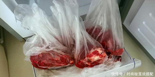 冰箱里拿出的冻肉，最忌直接加水泡，教你一招，吃着跟鲜肉一样