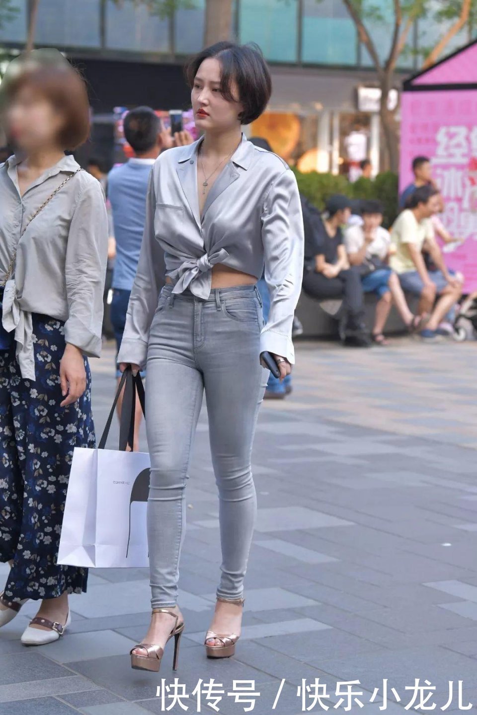 街拍银色牛仔裤搭配金色高跟鞋,时髦新潮更时尚