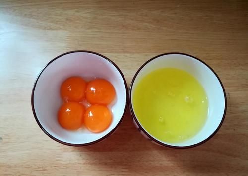 儿子请同学来做客，我用4个鸡蛋做10个小蛋糕，孩子们超爱吃