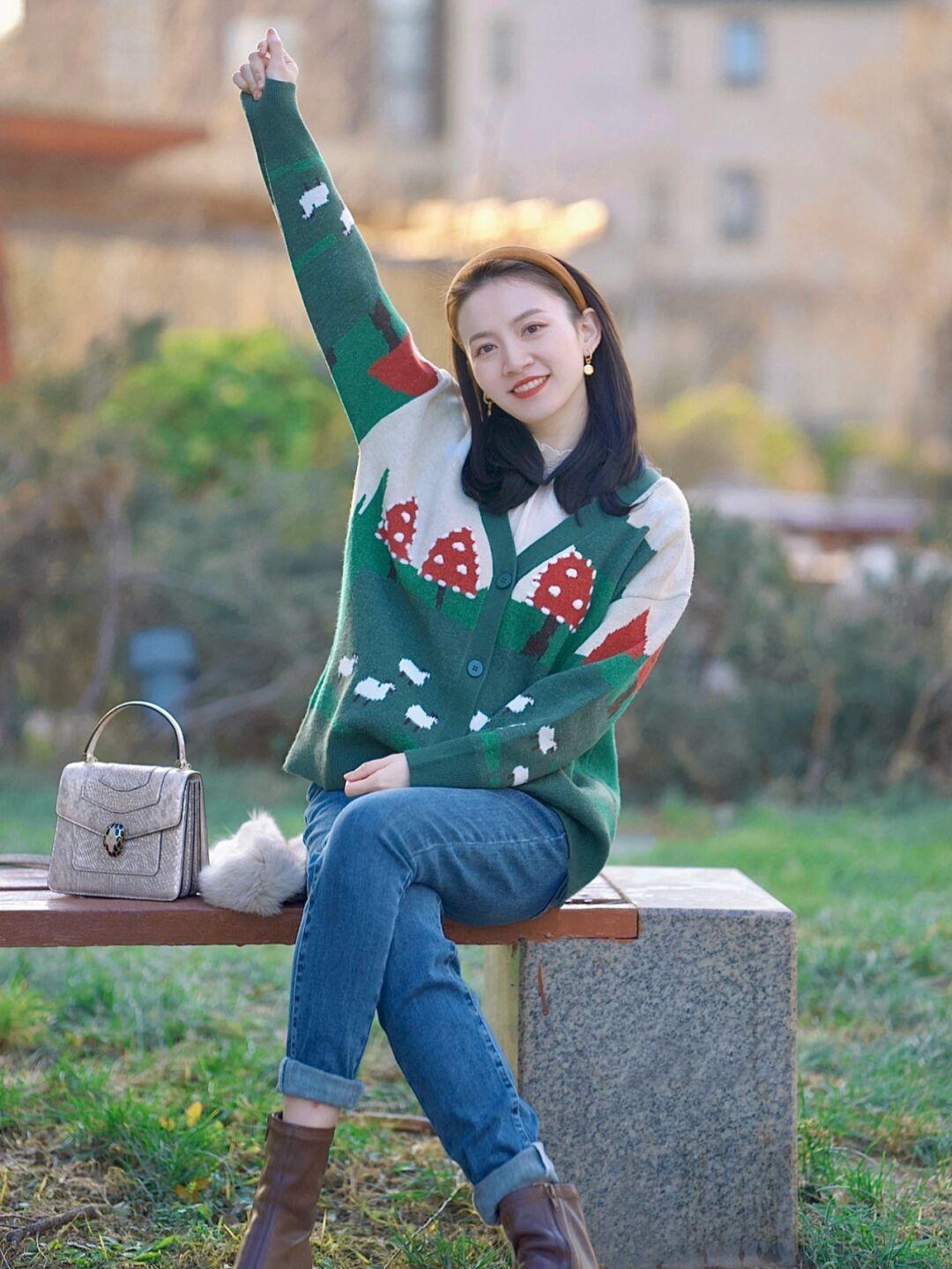 克莱因蓝 毛衣搭配时尚感加倍,4个实用款式,太适合日常出街穿了