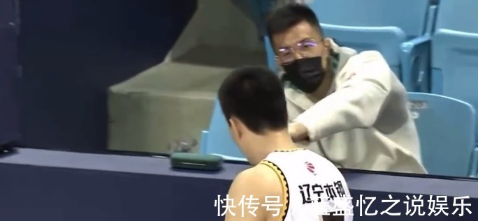 辽篮|争议!赵继伟吃技犯不满,被队友赶紧拉开,郭艾伦场边晃张镇麟!