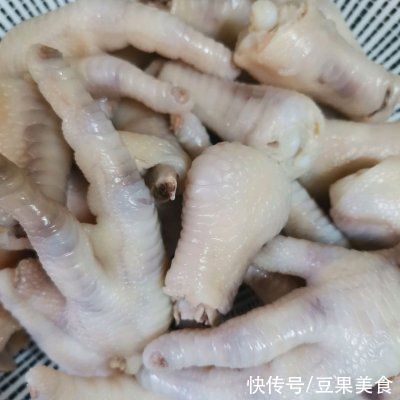 鲜美|#不容错过的鲜美滋味#红烧鸡爪加干豆腐结