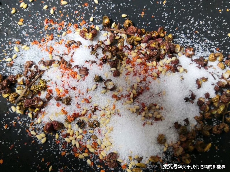 自制椒盐,只加花椒食盐还不够香,教你个配方,炒菜当蘸料都好吃