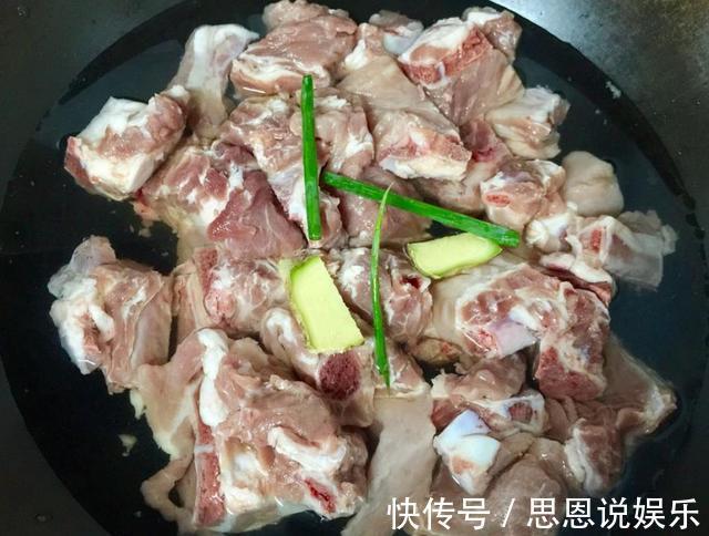 浮沫|为什么排骨焯水后变得又腥又柴看完大厨操作才知道,是用错水了