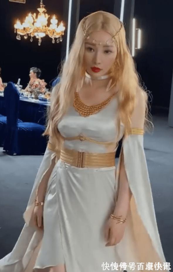 金发|柳岩金发cos雅典娜,美艳脱俗,性感妩媚,大秀S型好身材