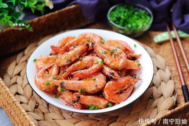 大虾别再白灼吃了,教你咸香又酥脆的美味做法,吃上一口就会上瘾
