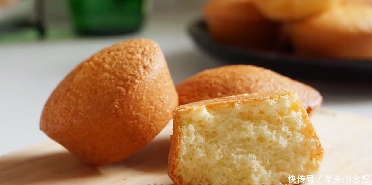 想吃小蛋糕不用买,4个鸡蛋半碗面粉,教你简易做法,蓬松又香甜