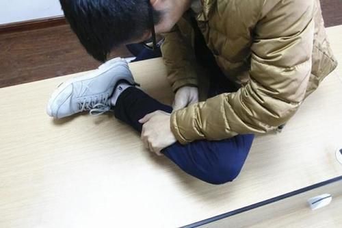 回事|睡觉时，腿动不动就抽筋，是怎么回事？会不会是缺钙导致的？